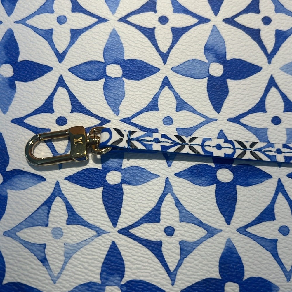 Louis Vuitton Blue and White pochette💙🤍
Listing for pouch only💙 - Picture 5 of 8